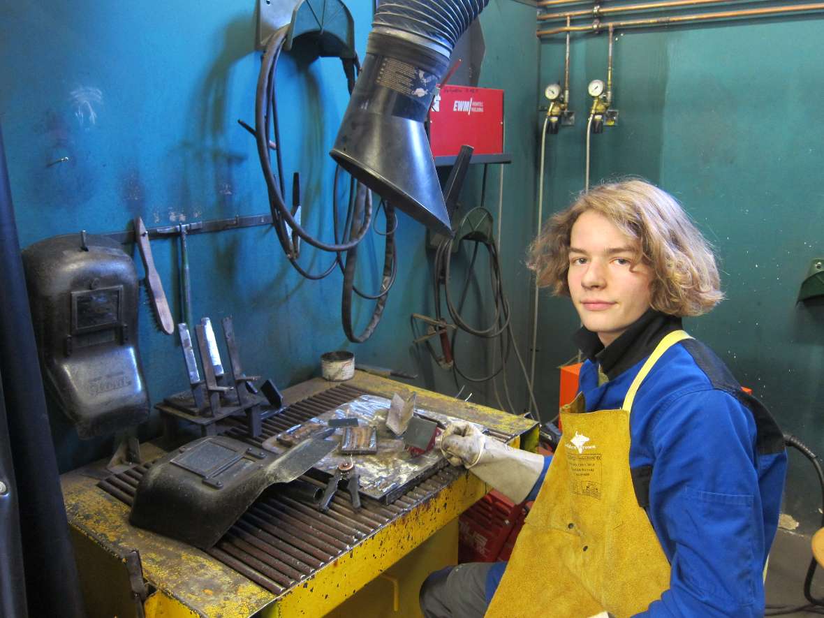 Schüler beim Schweißen