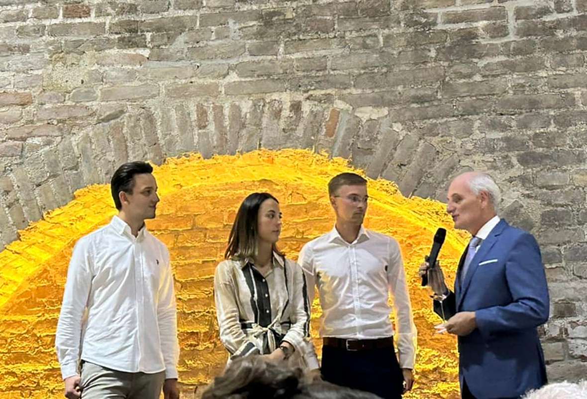 Direktor Eder beim Interview mit den Siegern