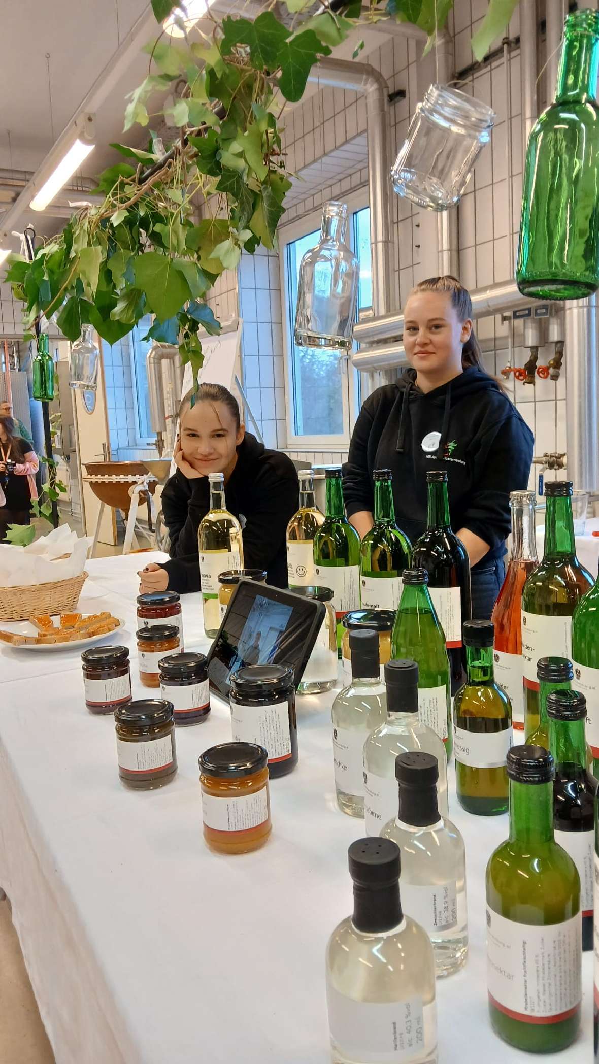 Schülerinnen bei ihrem Stand