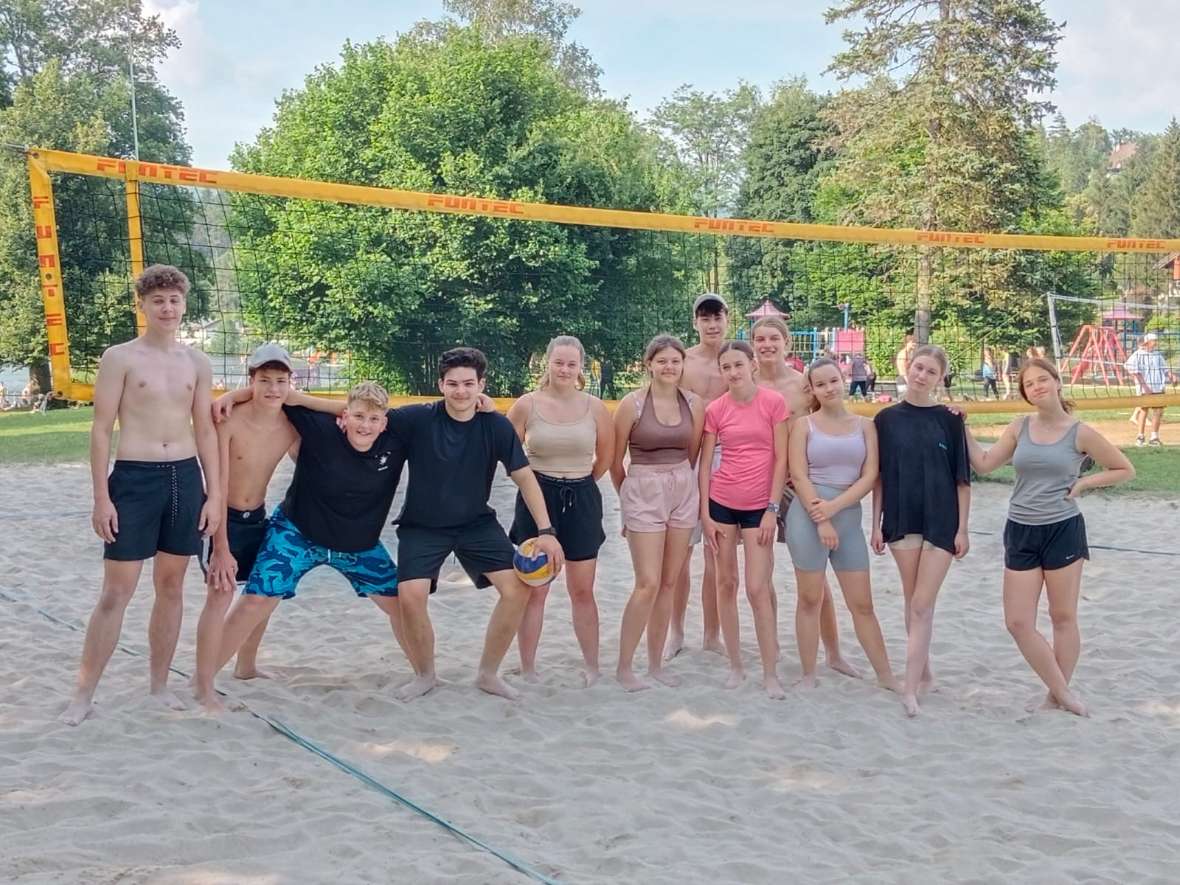 Schüler beim Beachvolleyball Spielen