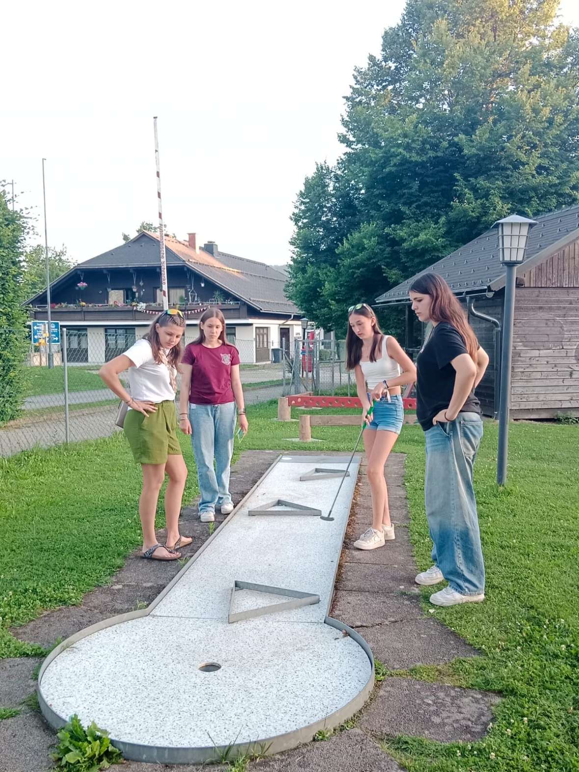 Schülerinnen beim Minigolfen