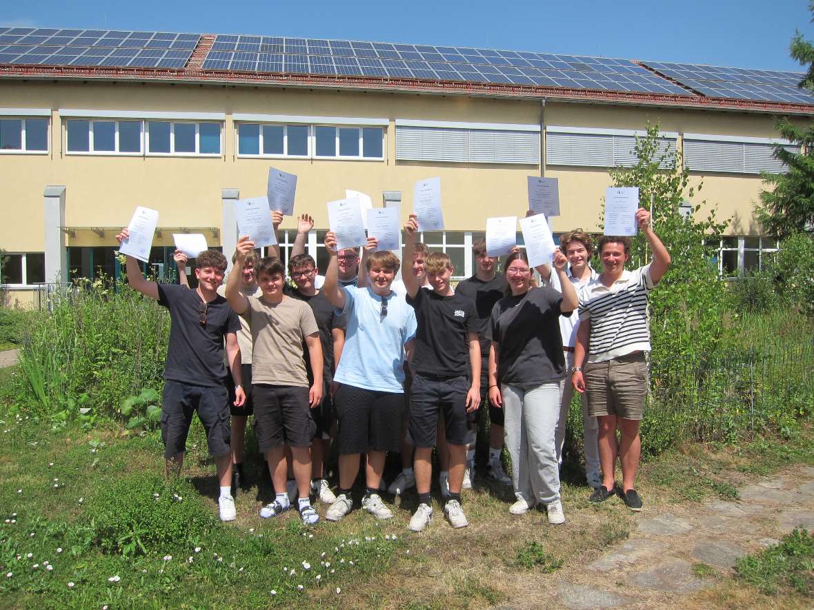 Schülergruppe mit ihren Zertifikaten