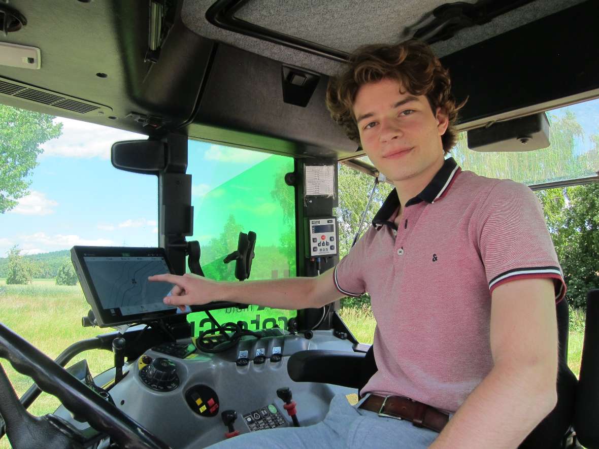 Schüler in Traktor mit Computer