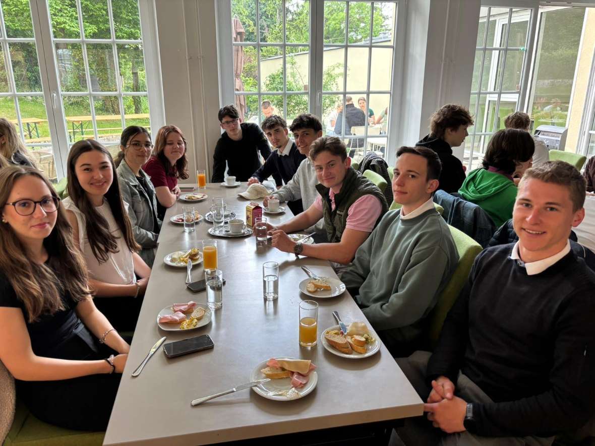 Gruppe beim Frühstück