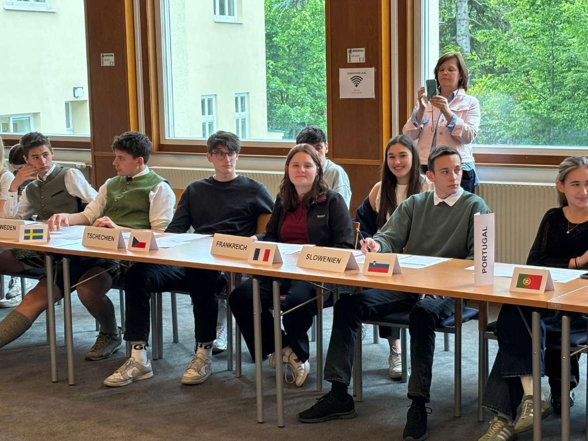 Schüler:innen bei der Ratssitzung
