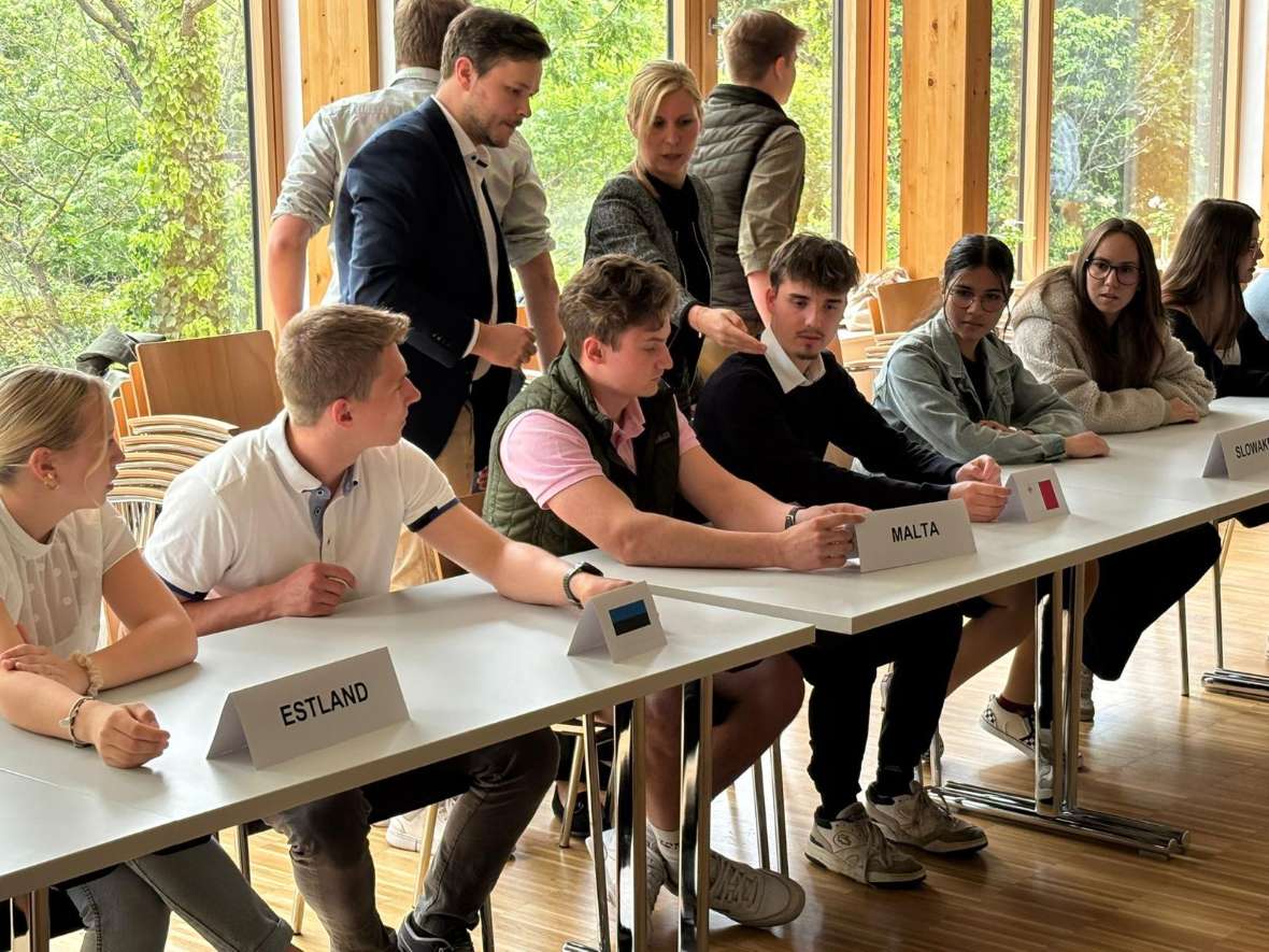 Schüler:innen bei der Ratssitzung
