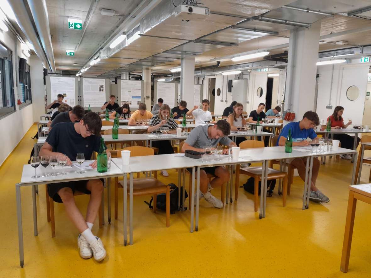 Schüler:innen bei der theoretischen Prüfung