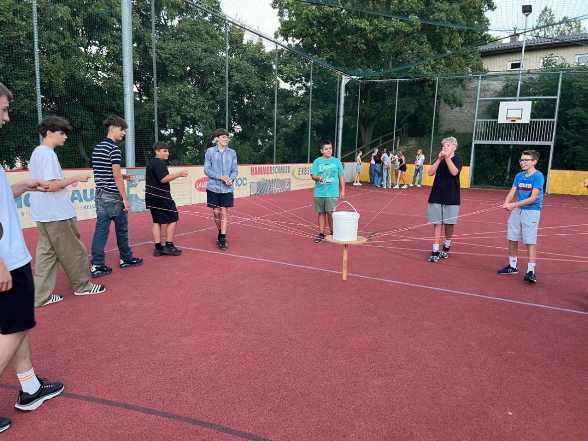 Schüler beim Spiel am Sportplatz