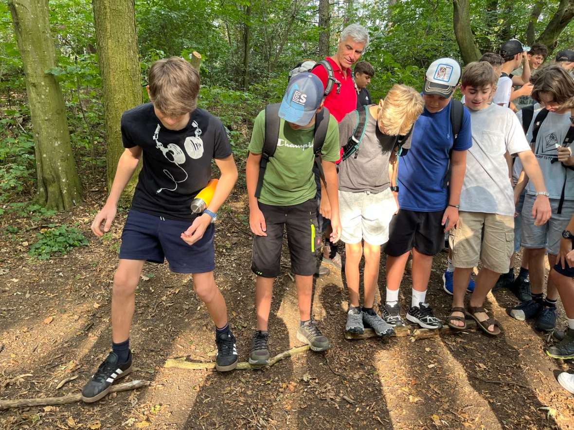Schüler beim Spiel im Wald