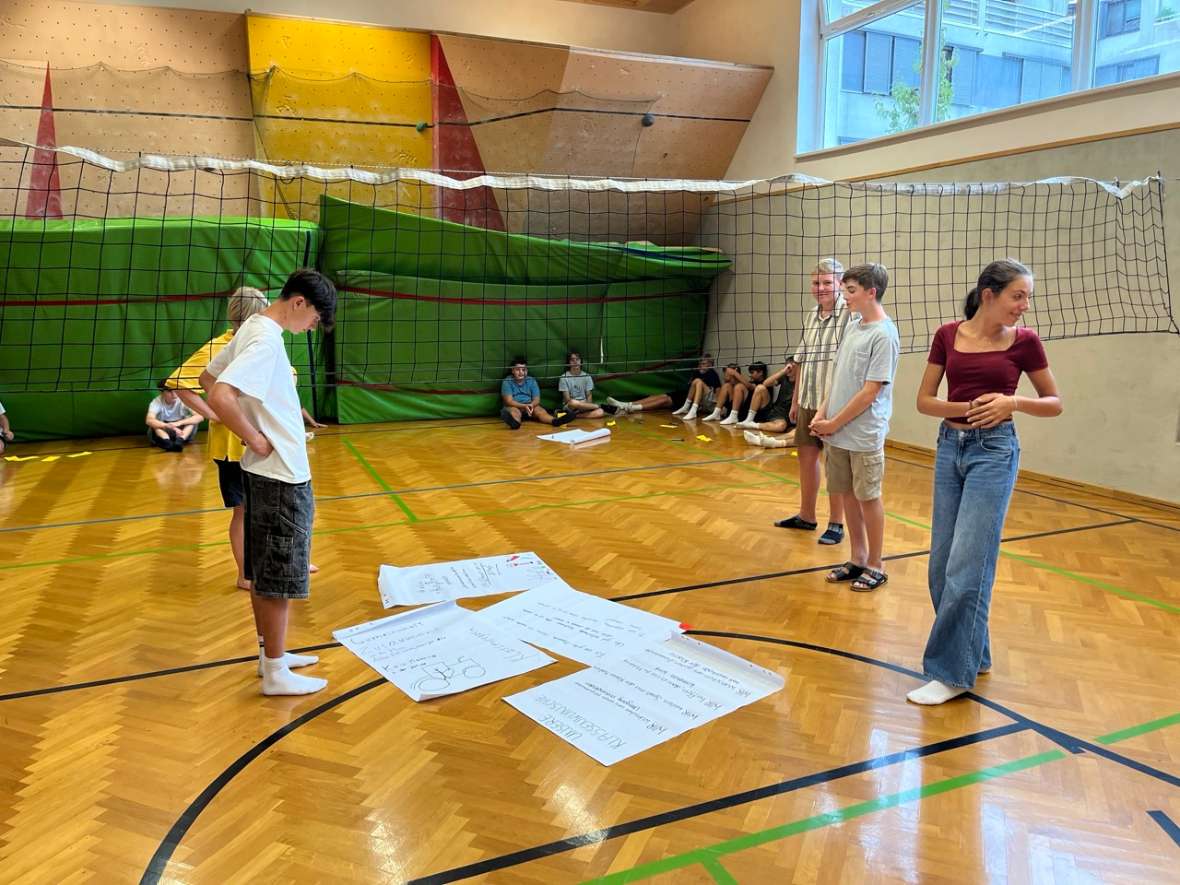 Schüler:innen beim Spiel im Turnsaal