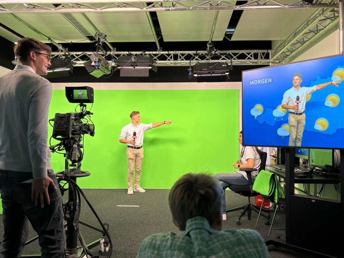 Schüler im Wetterstudio