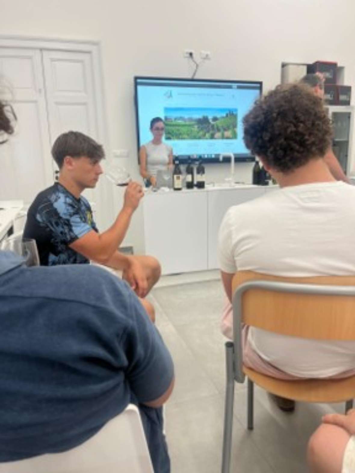 Weinverkostung in der Schule in Alba