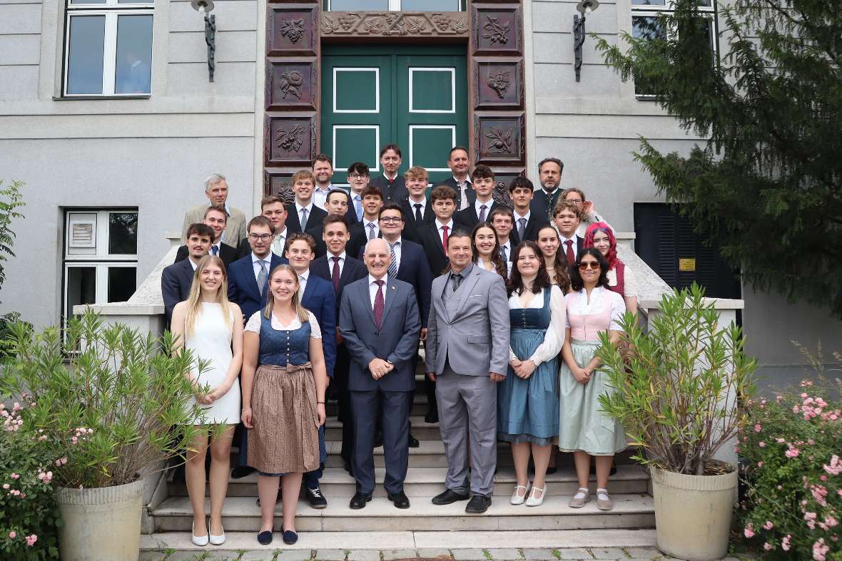 Klassenfoto mit Direktor und Lehrer:innen