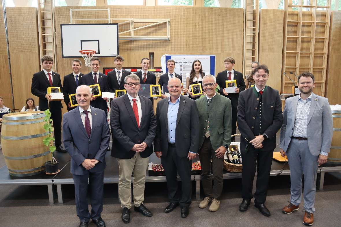 ausgezeichnete Maturant:innen mit Sponsoren