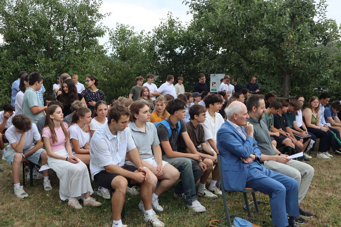 Schulgemeinschaft im Lehrgarten