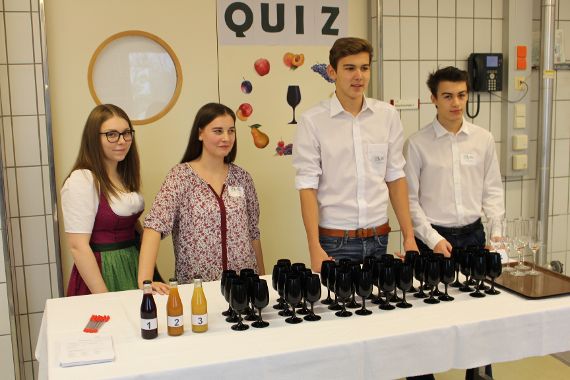 Schüler und Schülerinnen beim Frauchtsaftquiz