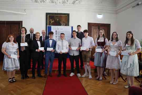 Verfasser*innen aller prämierten Diplomarbeiten